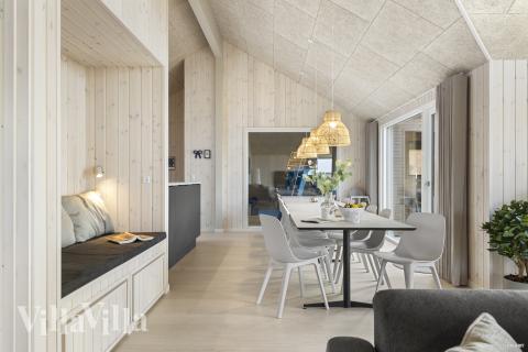 Vardagsrummet i lyxstuga nr. 906 har plats för 18 personer.