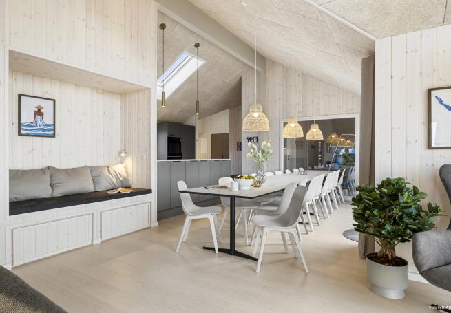 Det stora ljusa vardagsrummet i lyxstuga nr 906 för 18.