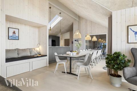 Det stora ljusa vardagsrummet i lyxstuga nr 906 för 18.