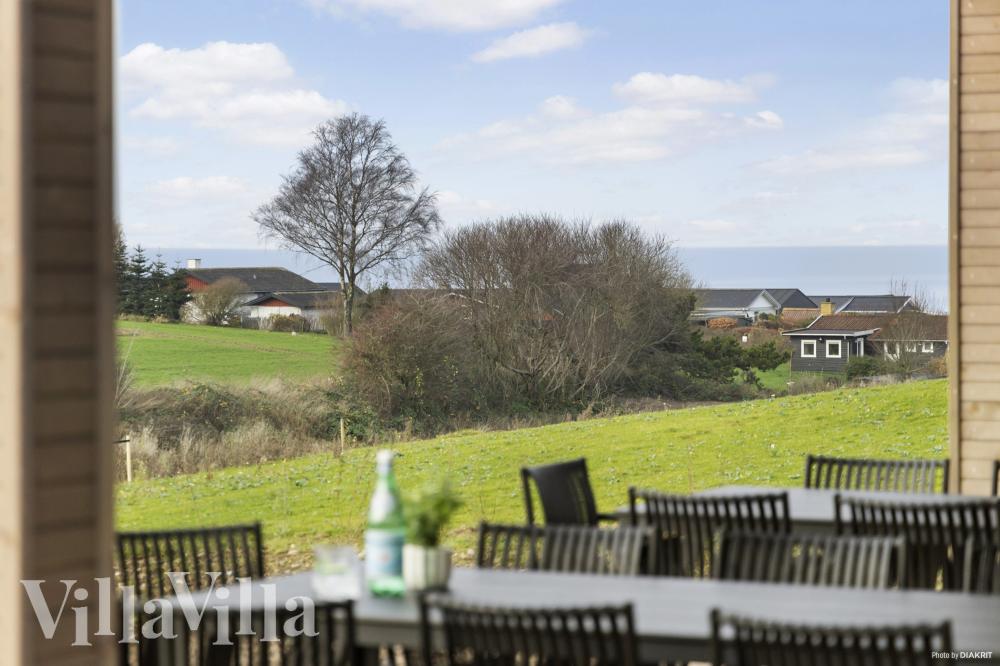 På terrassen i sommarhus nr 906 finns det plats för upp till 18 gäster.