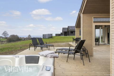 Lyxstuga nr 906 har en härlig terrass med sköna trädgårdsmöbler för 18 personer.