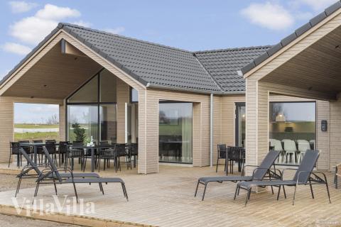 Njut av en grillkväll på terrassen i lyxstuga nr 906 i Fyn och öar