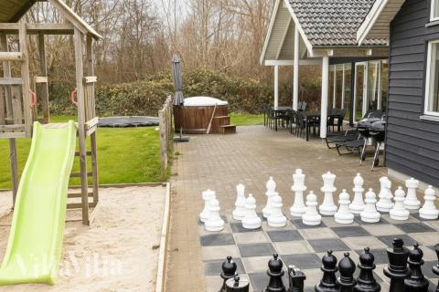 Till den trevliga sommarstugan nr 255 i Sydjylland erbjuds en mängd utomhusaktiviteter, t.ex. lektorn och gungor