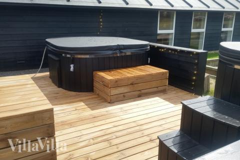 Njut av spabadets värme i lyxstuga nr 637 i Nordjylland