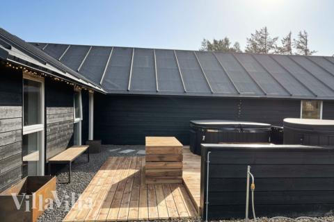 Njut av bubbelpoolen i lyxstuga nr 637 i Nordjylland.