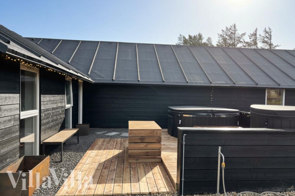 Njut av bubbelpoolen i lyxstuga nr 637 i Nordjylland.