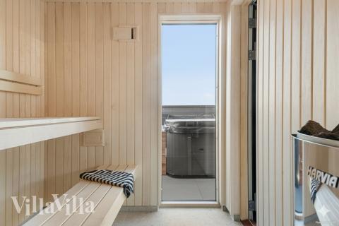 Njut av bastuvärmen i lyxstuga nr 910 för 30 personer