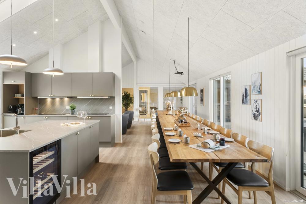 Det stora ljusa vardagsrummet i lyxstuga nr 910 för 30.