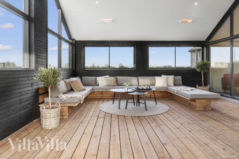 Lyxstuga nr 910 har en härlig terrass med sköna trädgårdsmöbler för 30 personer.