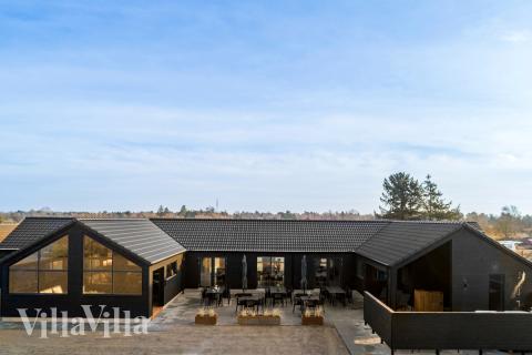 Den praktfulla poolstugan nr 910 med plats för 30 personer ligger i Lolland/Falster/Møn