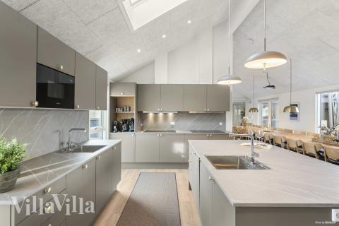 Köket i lyxstuga nr 910 är utrustat så att ni kan laga mat till 30 personer.