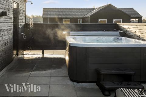 Njut av spabadets värme i lyxstuga nr 910 i Lolland/Falster/Møn