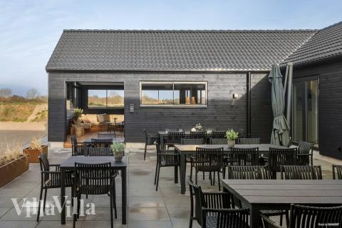 Stor terrass i lyxstuga nr 910 i Lolland/Falster/Møn.