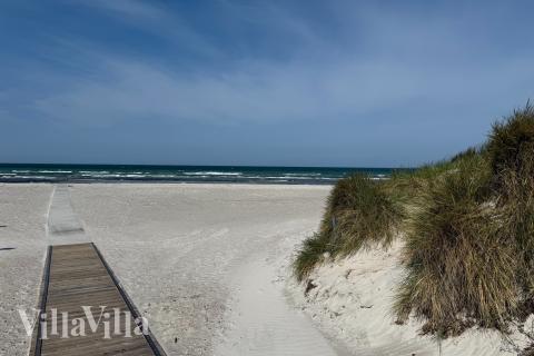Stranden i närheten av lyxhus 910.