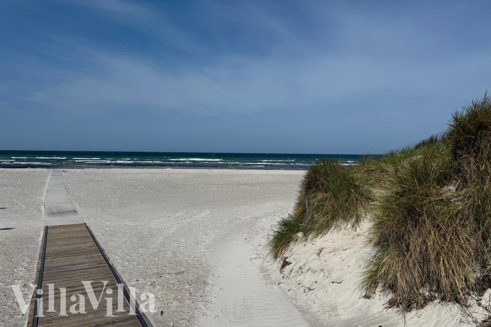 Stranden i närheten av lyxhus 910.