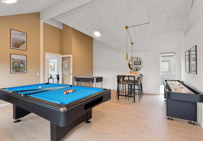 Förutom de många timmar som du kan tillbringa i stugans poolavdelning erbjuder lyxstuga 918 även biljard, bordtennis och dart
