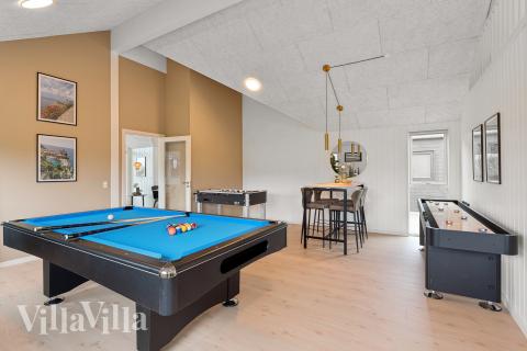 Förutom de många timmar som du kan tillbringa i stugans poolavdelning erbjuder lyxstuga 918 även biljard, bordtennis och dart