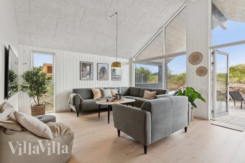 Soffhörnan i lyxstuga 918 i Vestjylland.