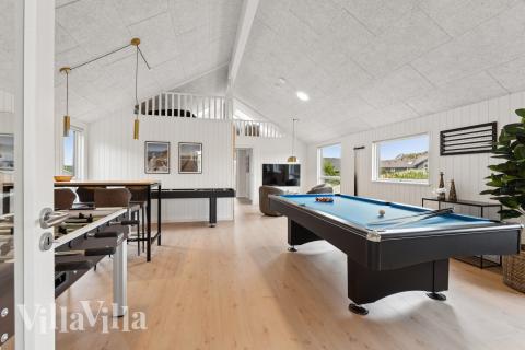 Lyxstuga 918 för 18 personer har ett stort aktivitetsrum med bl.a. biljard och dart