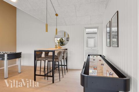 Aktivitetsrum i lyxstuga nr 918 med 7 sovrum och plats för 18 personer.