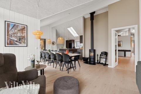 I soffhörnan i lyxstuga 918 i Vestjylland kan ni spela brädspel eller titta på film tillsammans.