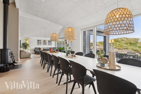 Vardagsrummet i lyxstuga nr. 918 har plats för 18 personer.