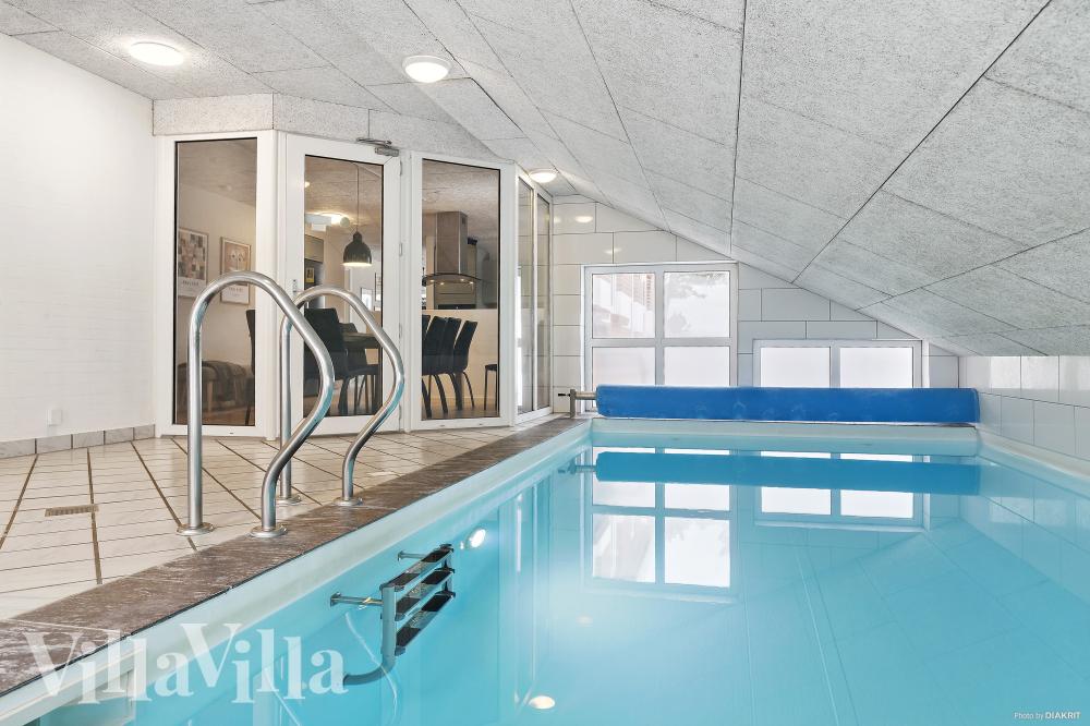 Sommarstuga 926 är inredd med en smakfull poolavdelning som har vattenrutschbana, ett stort inbyggt spapad och bastu