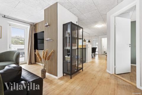 I soffhörnan i lyxstuga 926 i Østjylland kan ni spela brädspel eller titta på film tillsammans.