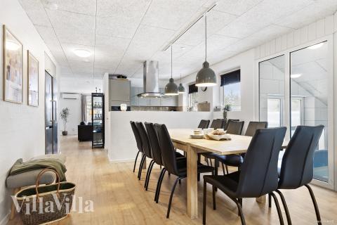 Det stora ljusa vardagsrummet i lyxstuga nr 926 för 14.