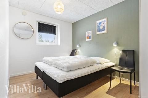 Ett av de 6 utmärkta sovrummen i lyxstuga nr 926 i Østjylland.