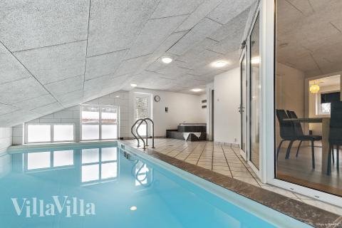 Den härliga poolen i lyxstuga nr 926 för 14 personer