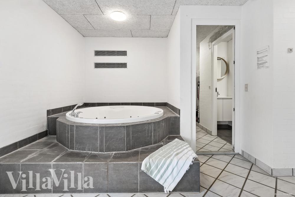 Det finns bubbelpool och 6 sovrum i lyxstuga nr 926.