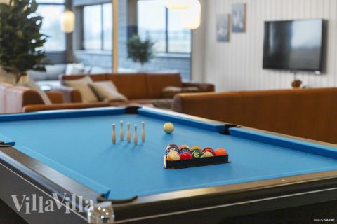 Aktivitetsrum i lyxstuga nr 910 med 12 sovrum och plats för 30 personer.