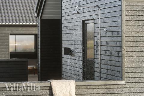 Njut av en grillkväll på terrassen i lyxstuga nr 910 i Lolland/Falster/Møn