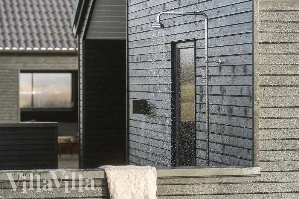 Njut av en grillkväll på terrassen i lyxstuga nr 910 i Lolland/Falster/Møn