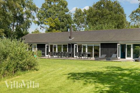 Den tjusiga sommarstugan nr 681 med gott om plats för upp till 17 personer