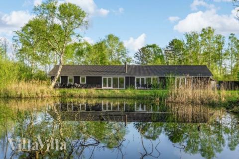 Den praktfulla poolstugan nr 681 med plats för 17 personer ligger i Nordsjälland