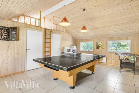 Lyxstuga 159 för 12 personer har ett stort aktivitetsrum med bl.a. biljard och dart