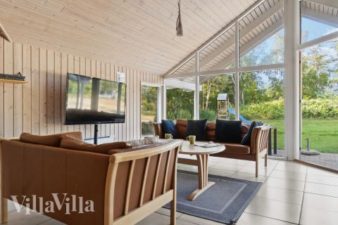 I soffhörnan i lyxstuga 159 i Lolland/Falster/Møn kan ni spela brädspel eller titta på film tillsammans.