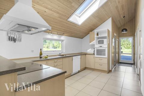 Köket i lyxstuga nr 159 är utrustat så att ni kan laga mat till 12 personer.