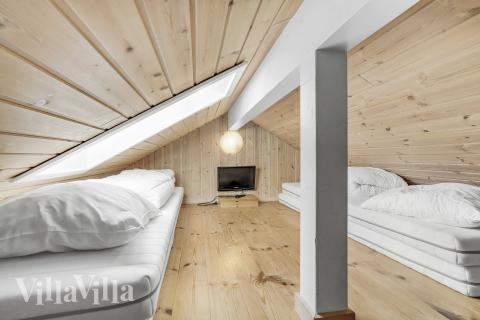 Några av de 12 sovplatserna finns på loftet i lyxstuga nr 159