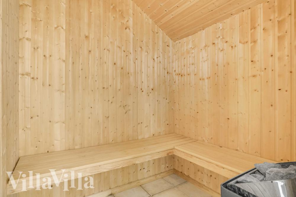 Njut av bastuvärmen i lyxstuga nr 159 för 12 personer