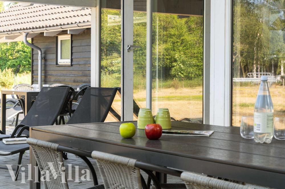 Lyxstuga nr 159 har en härlig terrass med sköna trädgårdsmöbler för 12 personer.