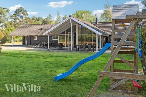 Till den trevliga sommarstugan nr 159 i Lolland/Falster/Møn erbjuds en mängd utomhusaktiviteter, t.ex. lektorn och gungor