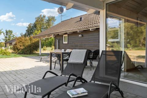 Njut av en grillkväll på terrassen i lyxstuga nr 159 i Lolland/Falster/Møn