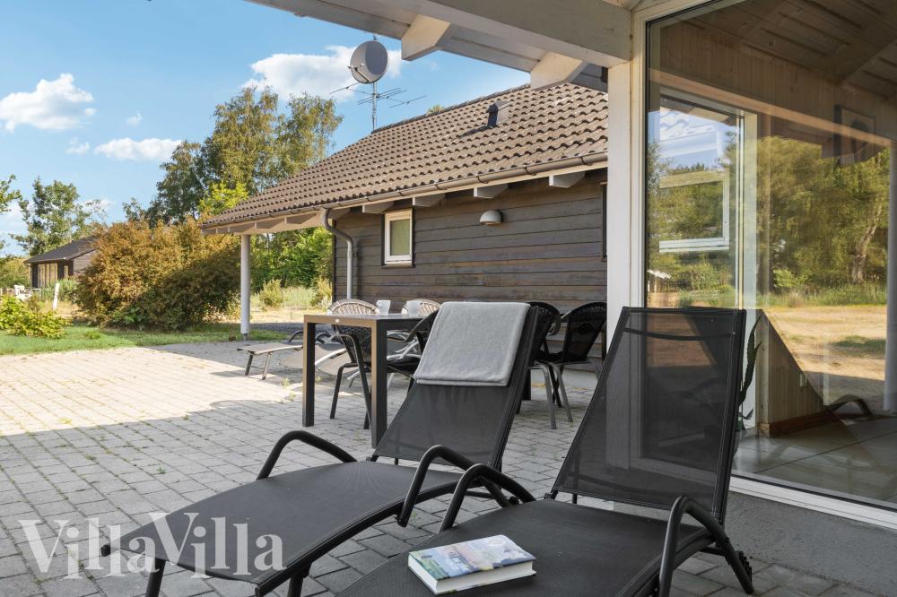 Njut av en grillkväll på terrassen i lyxstuga nr 159 i Lolland/Falster/Møn