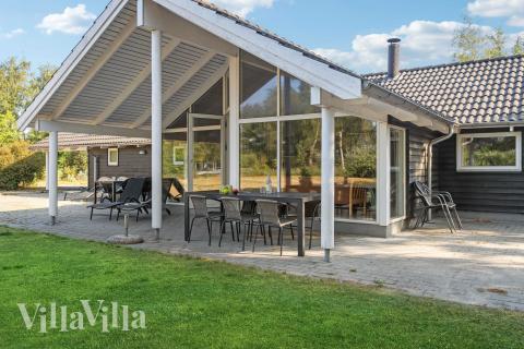 På terrassen i sommarhus nr 159 finns det plats för upp till 12 gäster.