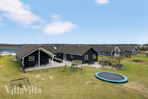 Den praktfulla poolstugan nr 196 med plats för 22 personer ligger i Nordjylland