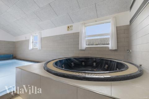 Njut av spabadets värme i lyxstuga nr 196 i Nordjylland