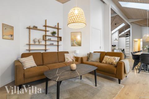 Soffhörnan i lyxstuga 196 i Nordjylland.